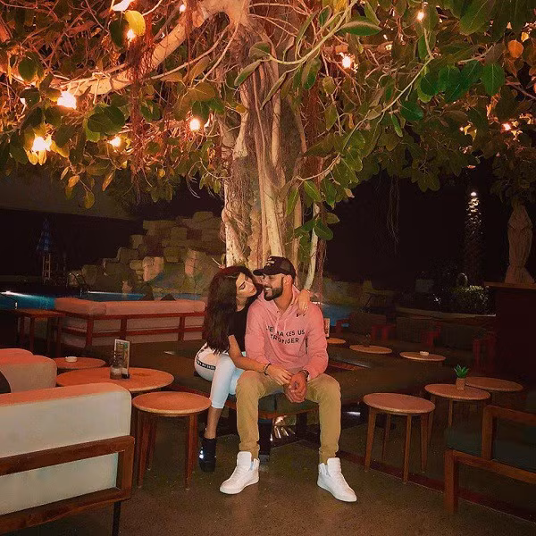 Nhan sắc bất ngờ của vợ người đàn ông “bị trục xuất vì quá đẹp trai” 