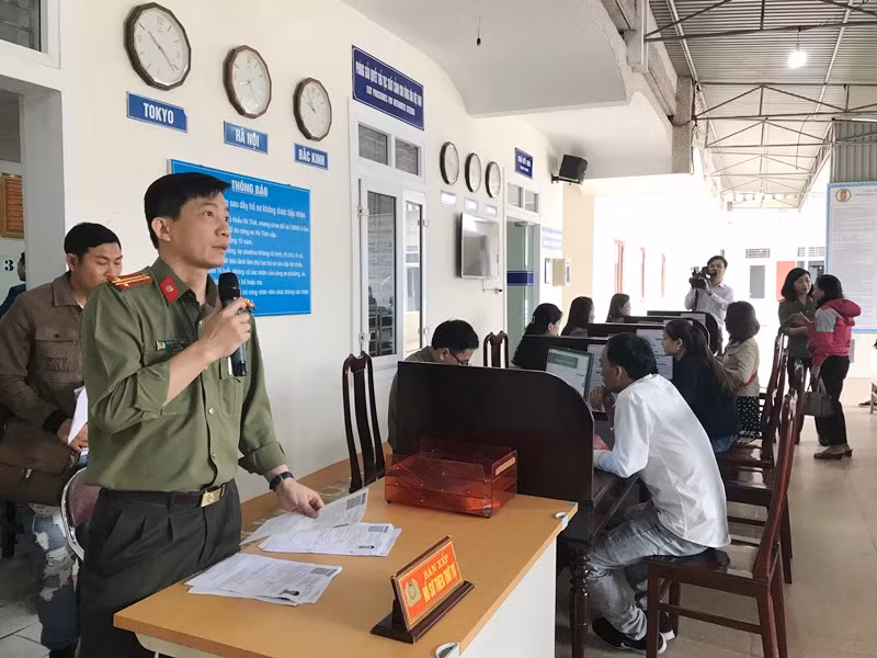 Người dân được cán bộ công an Phòng xuất nhập cảnh, Công an Hà Tĩnh hướng dẫn cẩn thận