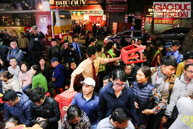 Ngày Thần Tài và Valentine năm nay trùng nhau, sức mua vì thế được dự đoán khá lớn ở cả 2 nhóm khách hàng là người mua cầu may và mua vàng tặng tình nhân.