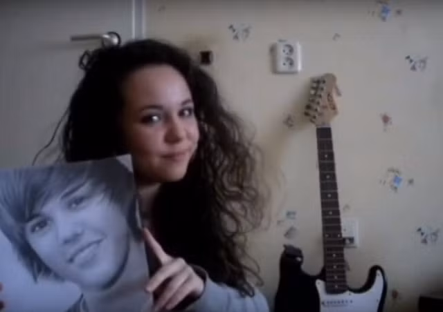 Đỉnh cao họa sĩ dùng 2 tay vẽ 2 bức tranh một lúc, bức nào cũng giống y người thật - Hình 4