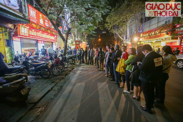 5h sáng nhưng hàng người xếp hàng trước cửa hàng vàng của Công ty Bảo tín Minh Châu đã kéo dài từ vỉa hè xuống tới lòng đường