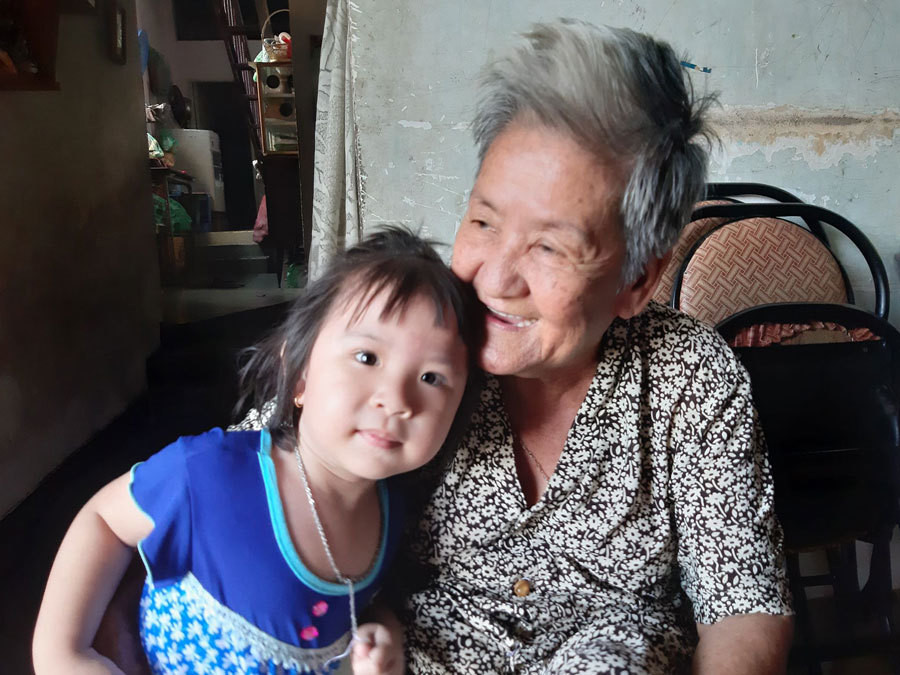 Cụ bà kể khoảnh khắc được 2 nữ nhân viên cứu trước đầu tàu hỏa