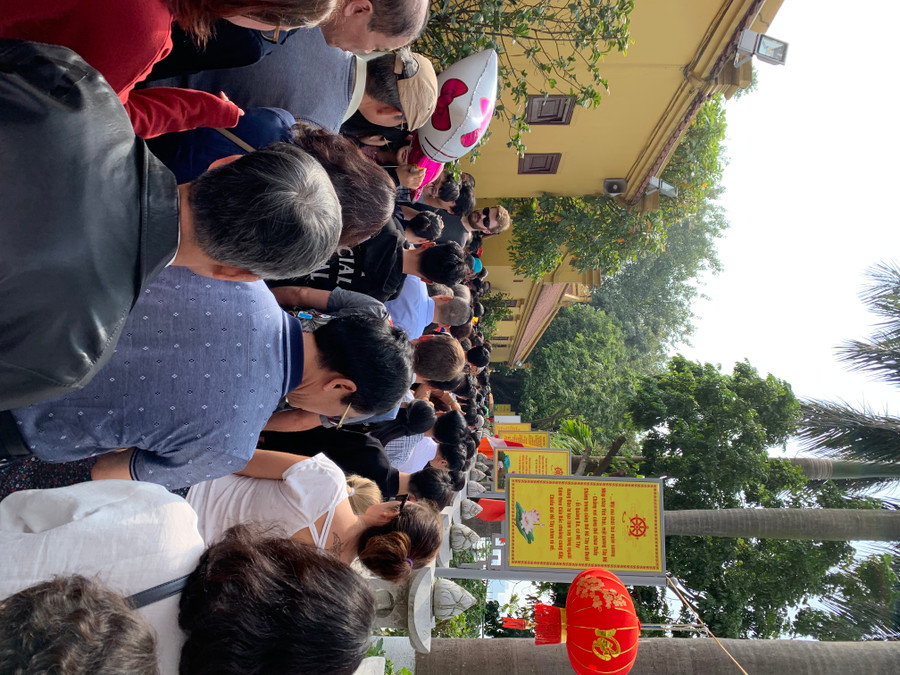 Lối vào chùa Trấn Quốc đông nghịt người trong những ngày đầu xuân (Ảnh: K.S) Lối vào chùa Trấn Quốc đông nghịt người trong những ngày đầu xuân (Ảnh: K.S)