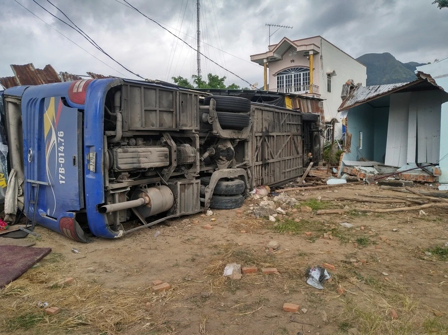 Phó Thủ tướng yêu cầu điều tra vụ ô tô khách bị lật ở Khánh Hòa