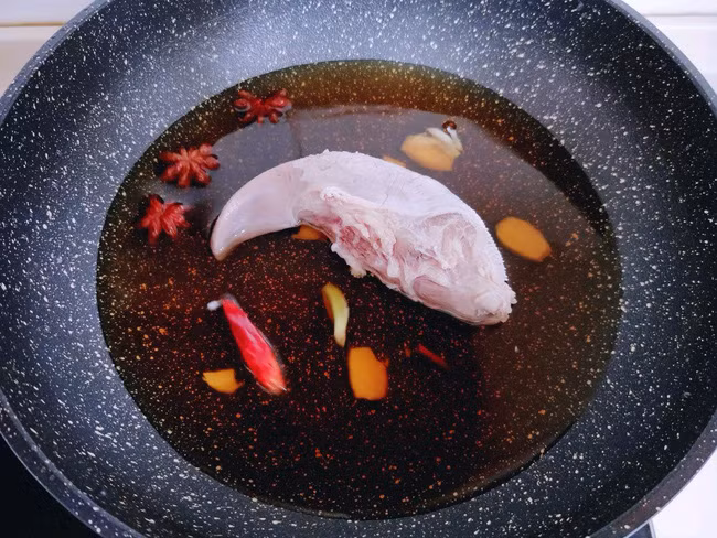 Bí quyết cực đơn giản luộc lưỡi heo thơm ngon, giòn mà không dai 