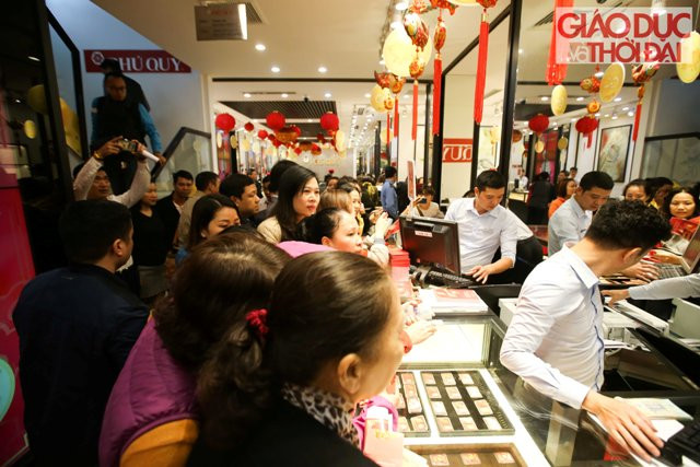 Năm nay, giá vàng thay đổi liên tục, lúc lên lúc xuống và có xu hướng cao lên theo thời gian. Theo dự đoán của nhiều người thì càng về trưa, rất có thể giá vàng sẽ còn tăng cao hơn.