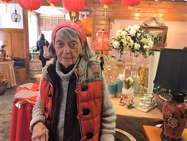 Mua sô pha cũ chỉ 500 nghìn, 3 sinh viên nghèo chẳng ngờ bên trong chứa cả gia tài, không biết nên giữ hay trả lại - Ảnh 5.