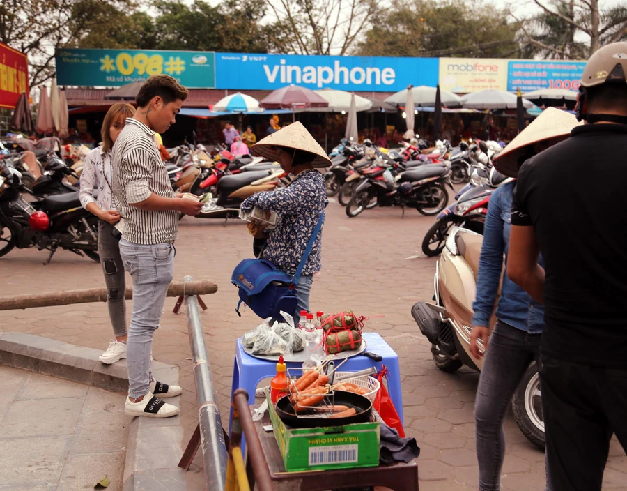 Hàng rong lấn át lối vào Đền Trần