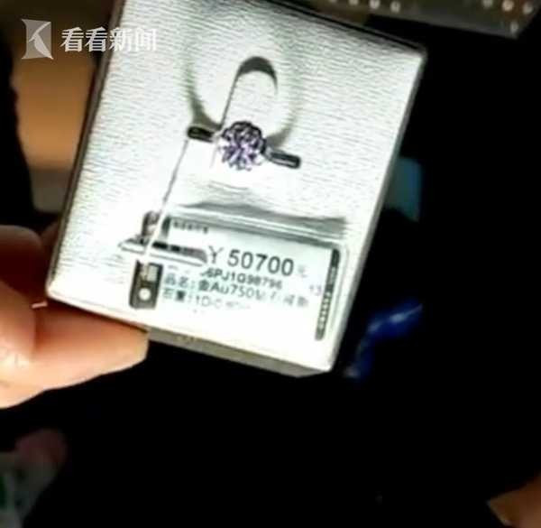 Hai mẹ con ôm nhau khóc trong tiệm trang sức, biết được câu chuyện đằng sau ai cũng thốt lên: “Ước gì như cô ấy” - Ảnh 3. Hai mẹ con ôm nhau khóc trong tiệm trang sức, biết được câu chuyện đằng sau ai cũng thốt lên: “Ước gì như cô ấy” - Ảnh 3.