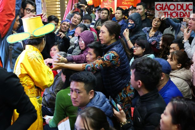 Khách hàng đến mua vàng được nhân viên phát số thứ tự để vào mua vàng.