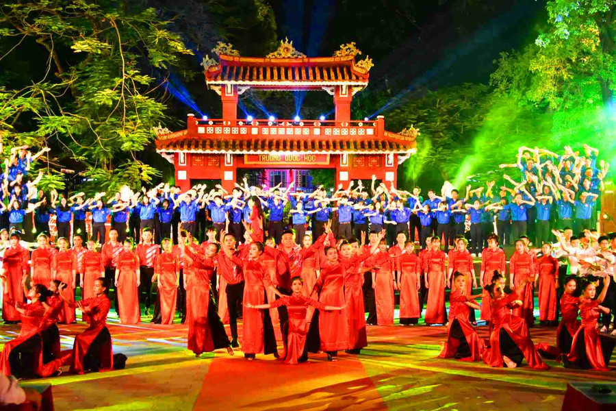 Tại điểm cầu Trường THPT chuyên Quốc học Huế có hơn 1000 diễn viên, học sinh tham gia