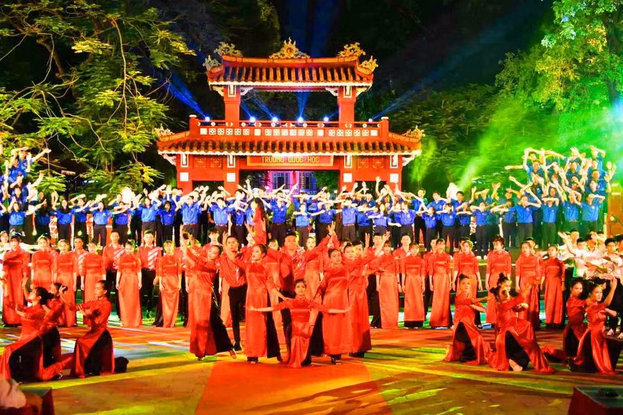 Tại điểm cầu Trường THPT chuyên Quốc học Huế có hơn 1000 diễn viên, học sinh tham gia