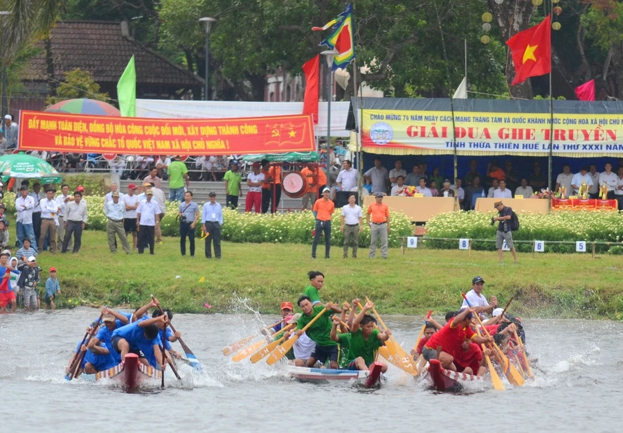 Các đội đua tranh tài.