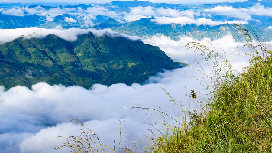 Biển mây bồng bềnh hòa vào dáng núi Tà Chì Nhù