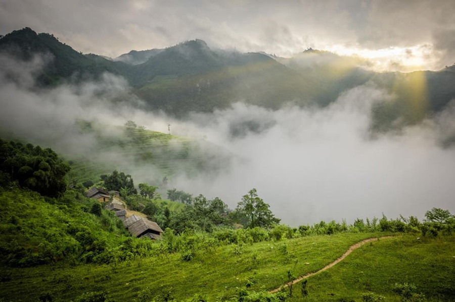 Bản làng bình yên dưới chân núi Tà Chì Nhù