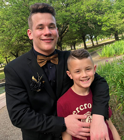 Anh trai hóa trang mỗi ngày để đón em đi học về ảnh 2 Noah muốn để lại nhiều kỷ niệm với Max trước khi rời nhà đi học xa. Ảnh: People.