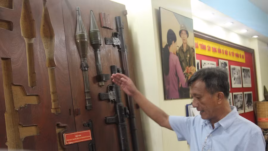 Ông Nguyễn Hữu Phúc - Chủ tịch Hội Cựu chiến binh, phường 5, quận 3, TPHCM giới thiệu về khu di tích lịch sử văn hóa số nhà 287/70 Nguyễn Đình Chiểu - Quận 3 - TPHCM. Ảnh: T.G