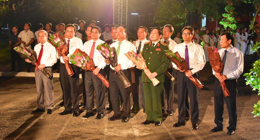 Thủ tướng Nguyễn Xuân Phúc cùng đoạn đại biểu cấp cao của Đảng, Nhà nước thăm và dâng hoa lên tượng đại Nguyễn Ái Quốc – Hồ Chí Minh tại trường THPT chuyên Quốc học Huế