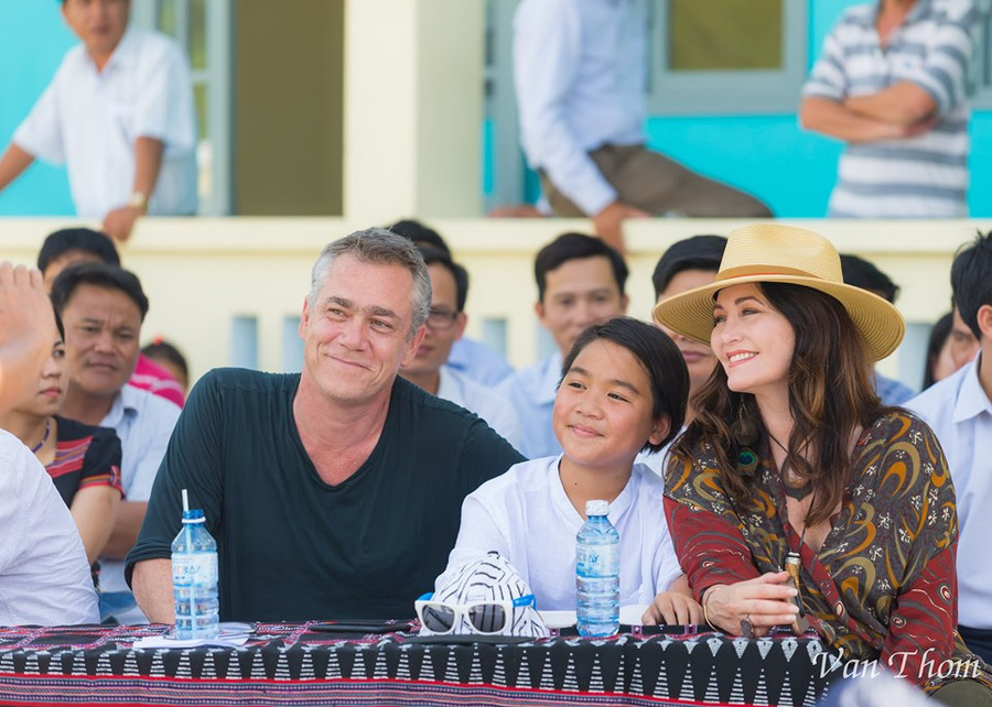 Nam Harrison cùng bố mẹ tại Trường Tiểu học A Lua.