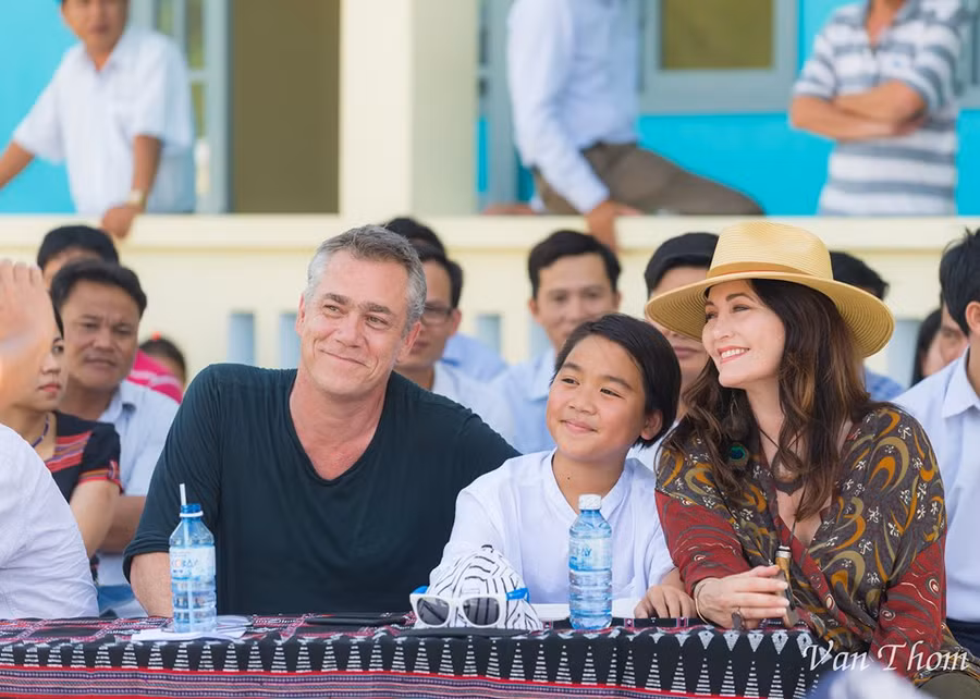 Nam Harrison cùng bố mẹ tại Trường Tiểu học A Lua.