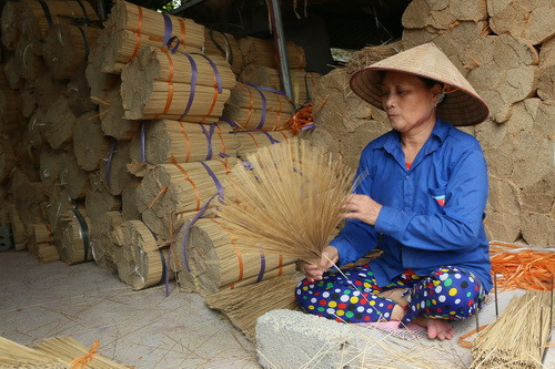 Qua tay người thợ, bó tăm hương đều tăm tắp.