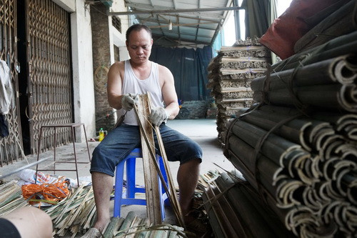 Tre được lựa chọn kỹ để làm tăm hương.