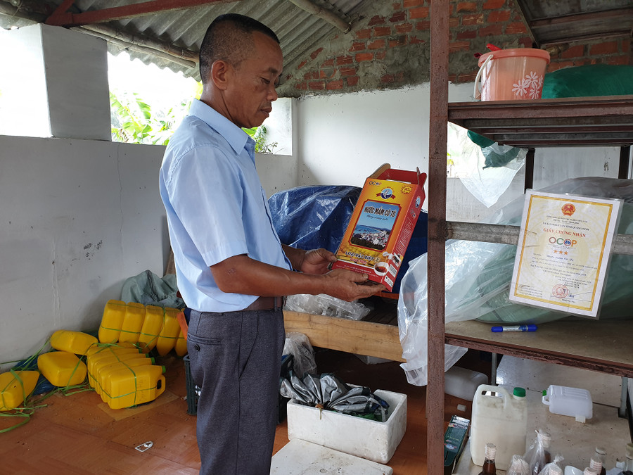 Anh Lương mong muốn nước mắm Cô Tô ngày càng được nhiều khách hàng biết đến. Ảnh: T.G Anh Lương mong muốn nước mắm Cô Tô ngày càng được nhiều khách hàng biết đến. Ảnh: T.G