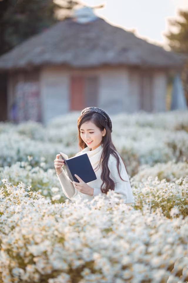  Nữ giáo viên chẳng cần tạo dáng cầu kỳ vẫn có được những shoot hình cuốn hút thế này. 