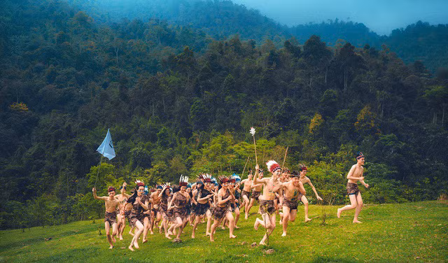 Ảnh kỷ yếu thổ dân “chất lừ” của học sinh Thái Nguyên