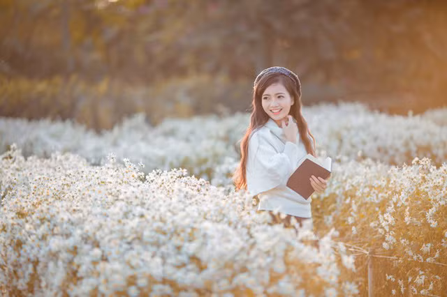  Năm 2010, Hồng Anh từng gây chú ý khi tham gia cuộc thi Hoa khôi sinh viên Hà Nội 2010. 