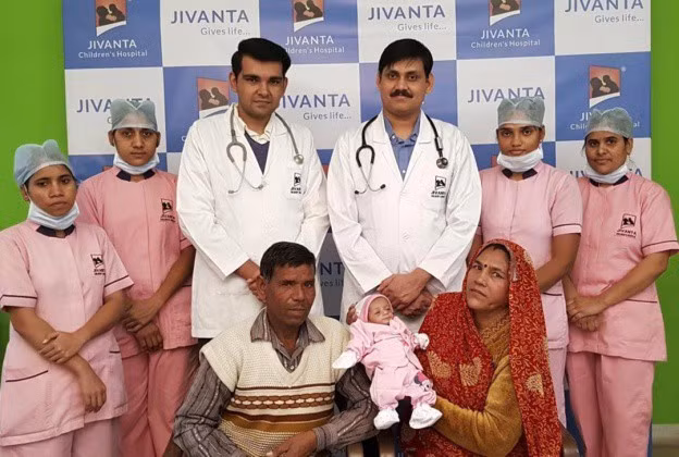 Gia đình chụp ảnh kỷ niệm cùng đội ngũ y bác sĩ bệnh viện nhi Jivanta