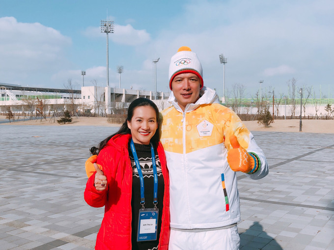 Mỗi lần đi công tác cùng nhau, hai vợ chồng nhờông bà và người giúp việc chăm sóchai con gái.