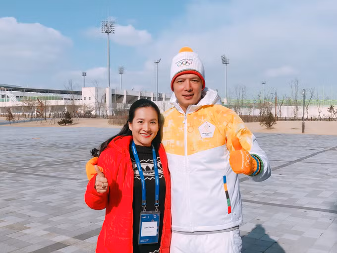 Mỗi lần đi công tác cùng nhau, hai vợ chồng nhờông bà và người giúp việc chăm sóchai con gái.