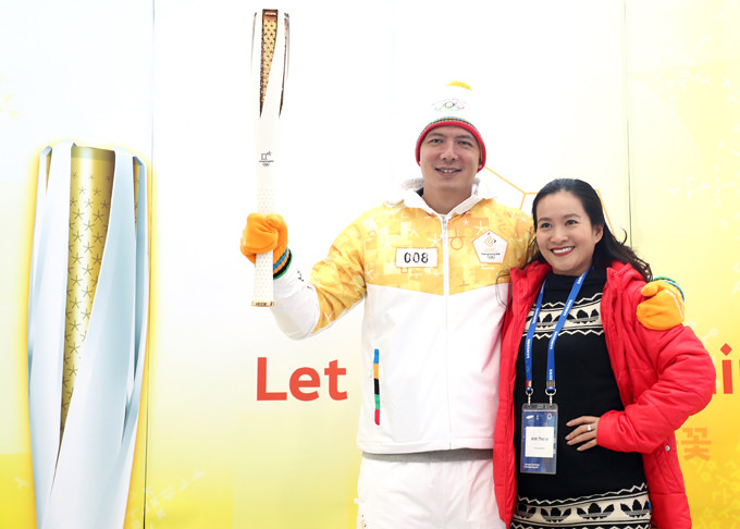 Anh Thơ rạng rỡ sóng đôi ông xã khi tham gia lễ rước đuốc.