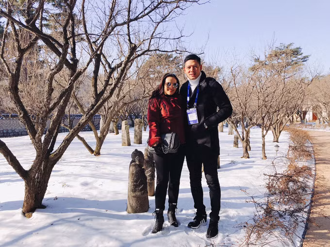 Mới đây, khi Bình Minh được mời sang Hàn Quốc để tham gia lễ rước đuốc quảng bá cho Thế vận hội mùa đông Pyeongchang 2018, Anh Thơ đã đồng hành cùng chồng. Cả hai liên tục khoe những khoảnh khắc tình tứ bên nhau.