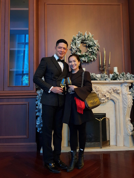 Anh Thơ chia sẻ, thời gian qua cô liên tục đi công tác xa nhà, ông xã cũng bận rộn với các hoạt động quảng bá phim Giấc mơ Mỹ. Dẫu vậy, Bình Minh vẫn cố gắng chăm sóc hai con gái giúp vợ.