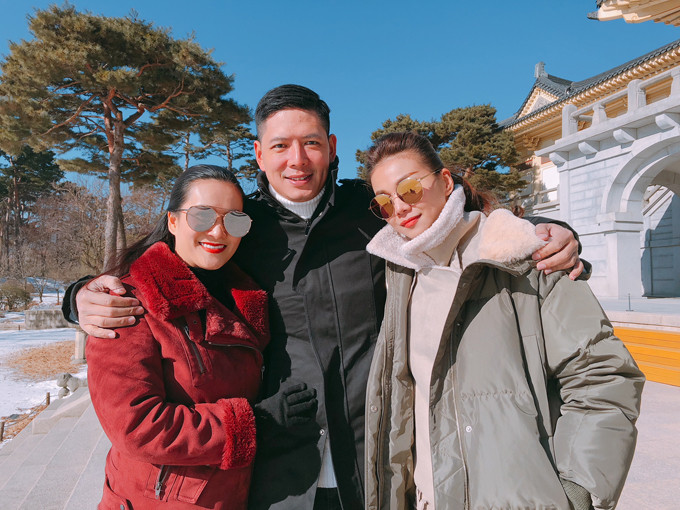 Siêu mẫu Thanh Hằng cũng tham gia lễ rước đuốc Thế vận hội mùa đôn Pyeongchang 2018 cùng Bình Minh. Người đẹp là bạn bè thân thiết của vợ chồng Bình Minh.