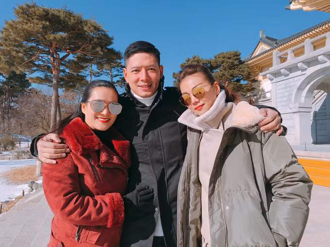 Siêu mẫu Thanh Hằng cũng tham gia lễ rước đuốc Thế vận hội mùa đôn Pyeongchang 2018 cùng Bình Minh. Người đẹp là bạn bè thân thiết của vợ chồng Bình Minh.