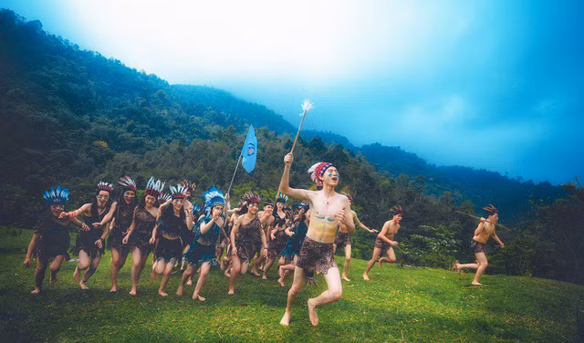 Được biết, tập thể lớp 12A1 – Ban A có tất cả 43 thành viên, tuy nhiên vì lý do sức khỏe nên 1 bạn không thể góp mặt trong bộ ảnh độc đáo của lớp mà chỉ tham gia chụp ảnh truyền thống tại trường.