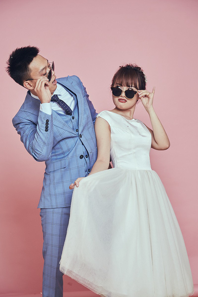 Bộ ảnh cưới “lầy lội” của cặp đôi nhạc chế ảnh 2 “Mình yêu vợ vì cô ấy rất đáng yêu, xinh xắn, vui tính, cũng “lầy lội” giống mình...”, Nhật Anh nói.
