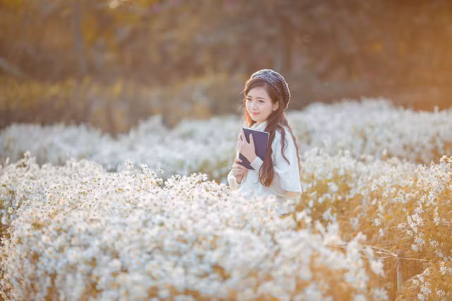  Cô giáo trẻ nổi tiếng với ngoại hình quá đỗi xinh đẹp, dịu dàng. 