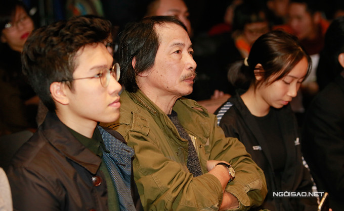 Anh Duy (trái), con trai của diva nhạc Việt lặng lẽ ngồi theo dõi buổi họp báo của bố mẹ.