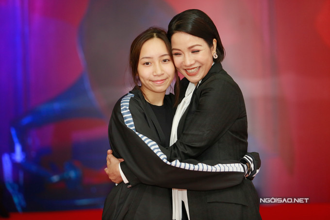 Mỹ Anh ôm chặt chúc mừng mẹ ra mắt album mới sau nhiều năm ấp ủ. Cô bé cũng đóng góp giọng hát của mình
