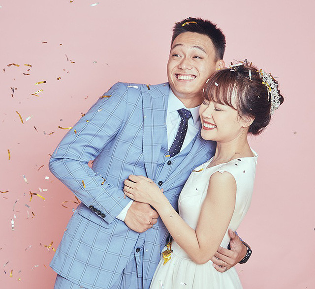 Bộ ảnh cưới “lầy lội” của cặp đôi nhạc chế ảnh 1 Cô dâu của “thánh nhạc chế” cũng là một người hài hước, chịu khó “tung hứng” cùng chồng trong các sản phẩm âm nhạc và cả trong cuộc sống đời thường