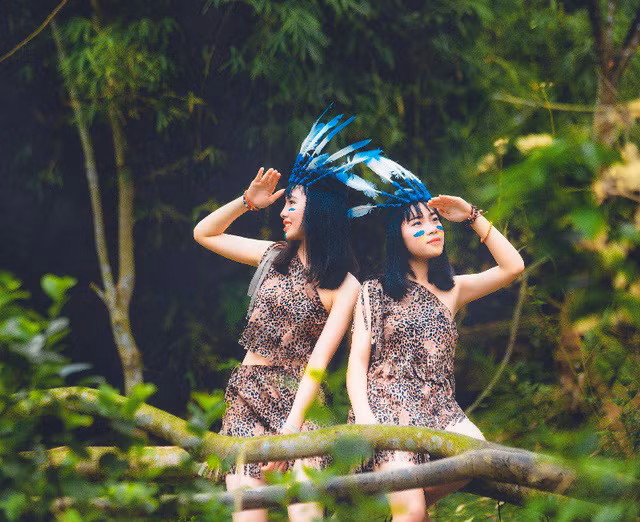 “Tổng chi phí cho 1 ngày chụp của lớp em là khoảng 15 triệu đồng, bao gồm tiền thuê áo dài, áo cử nhân, trang điểm cho các bạn nữ, ăn trưa và cả những chi phí phát sinh như trang trí lớp. Nói một cách khách quan thì đó là một cái giá rẻ cho bộ kỷ yếu “độc nhất vô nhị””, Minh Hiếu nói.