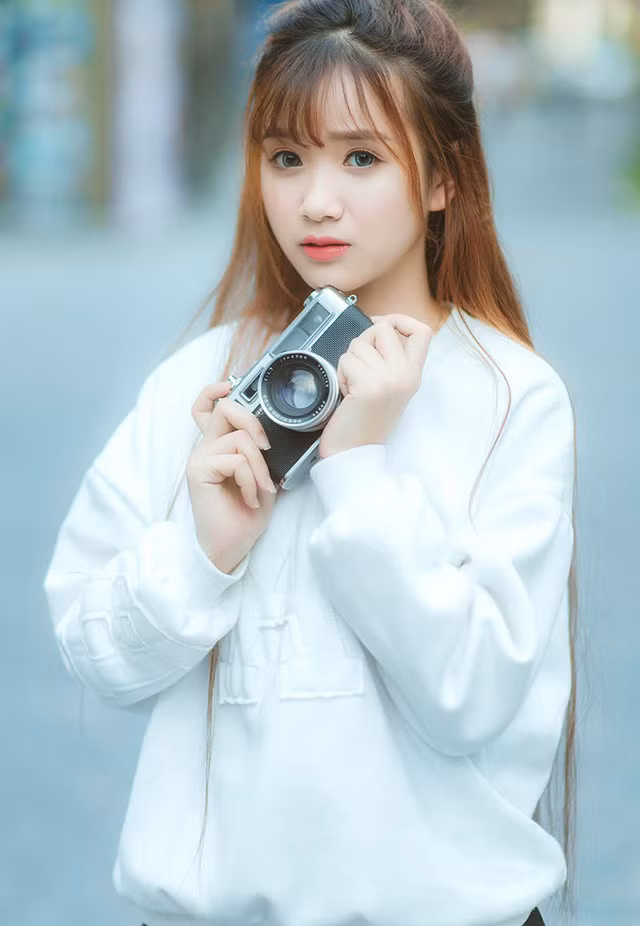  Ngoài ra, cô còn có sở thích “xê dịch” để khám phá thêm những miền đất mới, những văn hóa mới và để bản thân có cơ hội tận hưởng cuộc sống. 