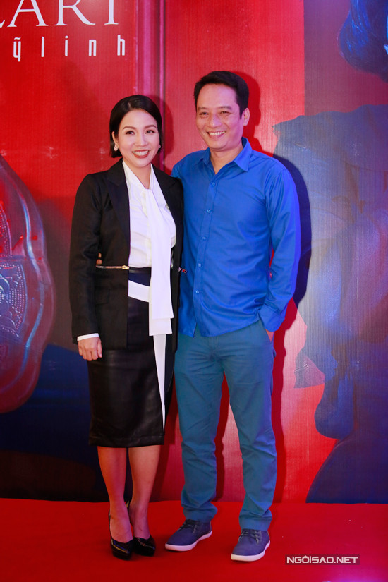 Vợ chồng Mỹ Linh - Anh Quân ôm eo tình tứ khi xuất hiện trong sự kiện họp báo album Chat với Mozart 2. Sau thành công của Chat với Mozart 1 cách đây 12, diva nhạc Việt mới cho ra mắt sản phẩm tiếp nối con đường đưa nhạc cổ điển đến với số đông công chúng Việt Nam.