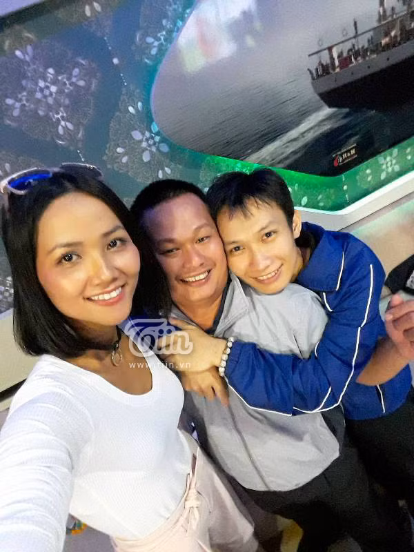 và lớp trưởng cũ