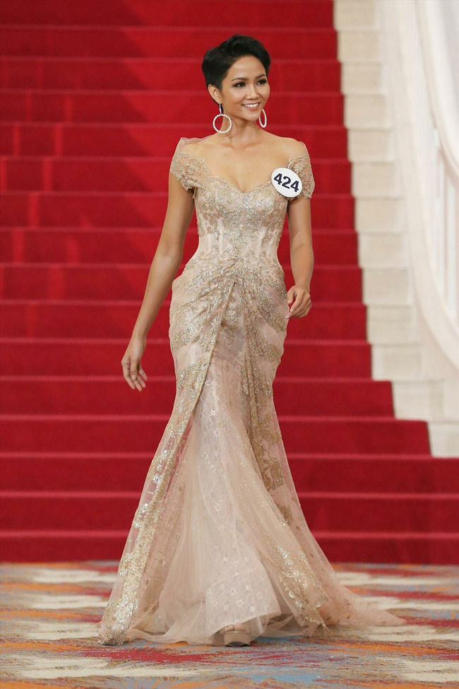 [Caption]HHen Niê trong trang phục dạ hội tại tập thi Tôi tự tin.