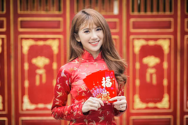 “Hy vọng 2018 sẽ là một năm thật nhiều may mắn không chỉ với mình mà tất cả mọi người. Chúc tất cả mọi người có một cái Tết an khang thịnh vượng, vạn sự cát tường và gặt hái nhiều thành công”, Hậu Giang gửi lời chúc.